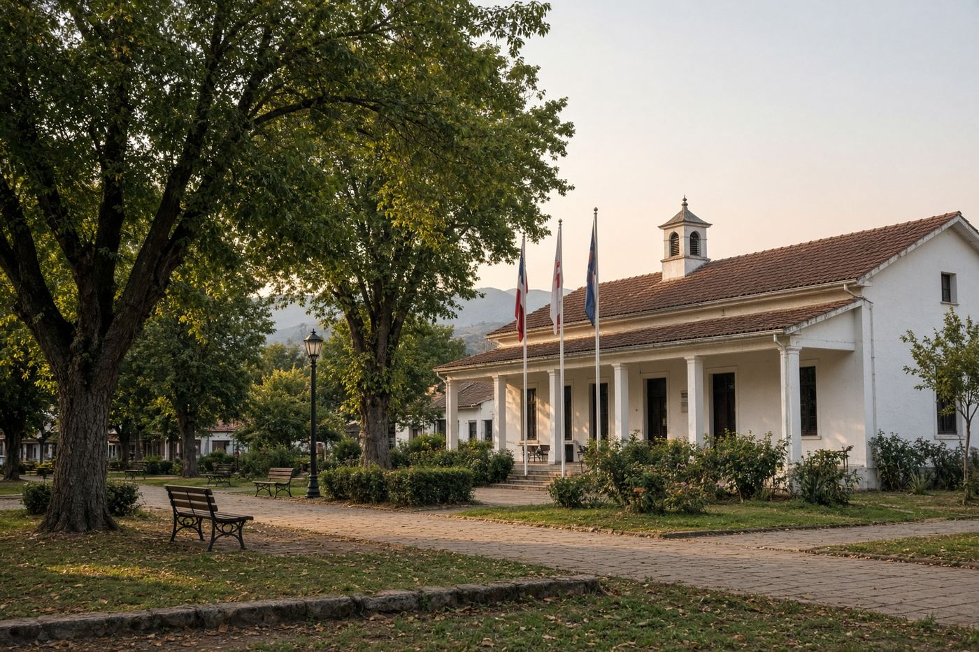 Plaza y edificio cívico de un pueblo de valle, usada solo como referencia visual